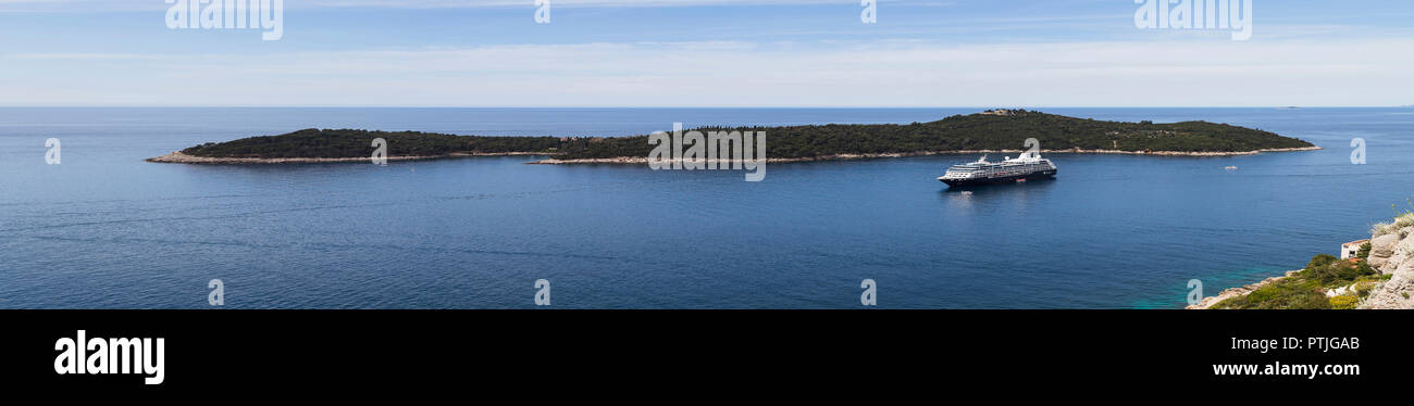 Crucero amarrados entre Lokrum y Dubrovnik. Foto de stock