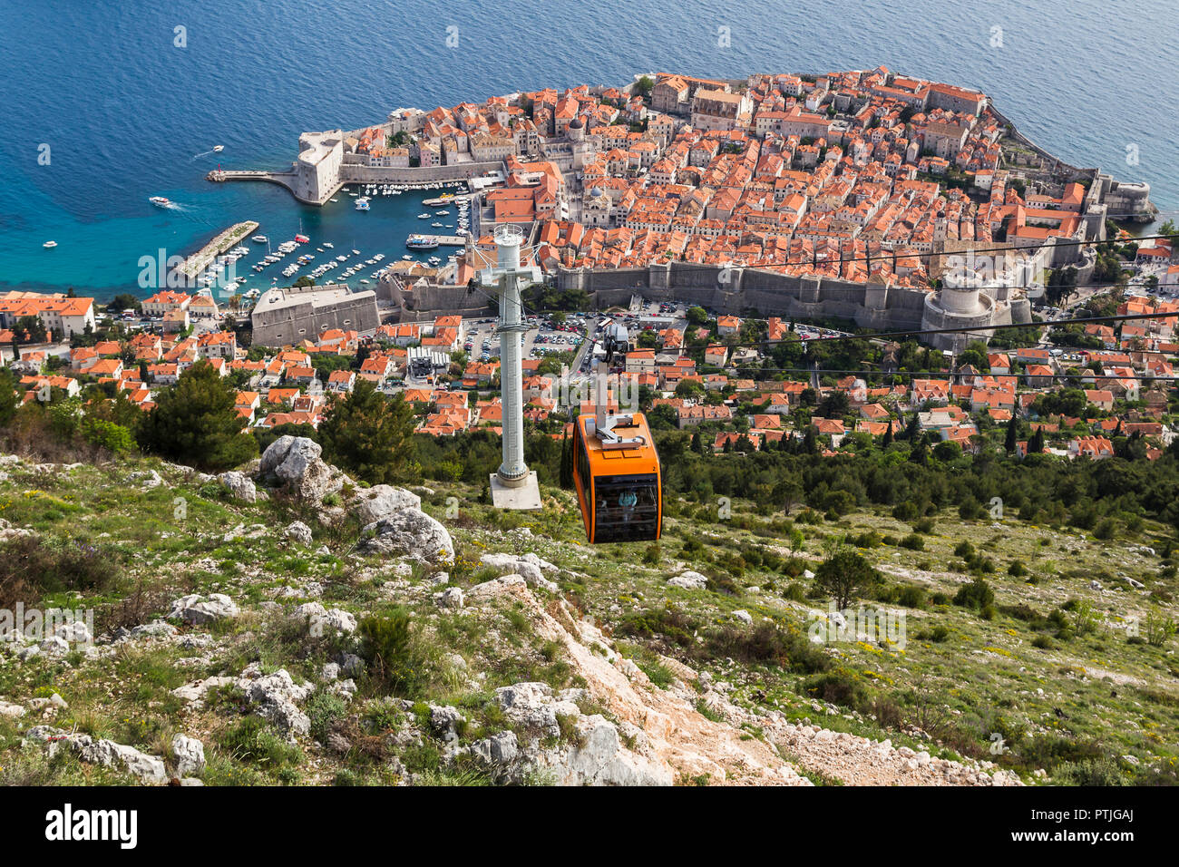 Teleférico escalar el Monte Srd en Dubrovnik. Foto de stock
