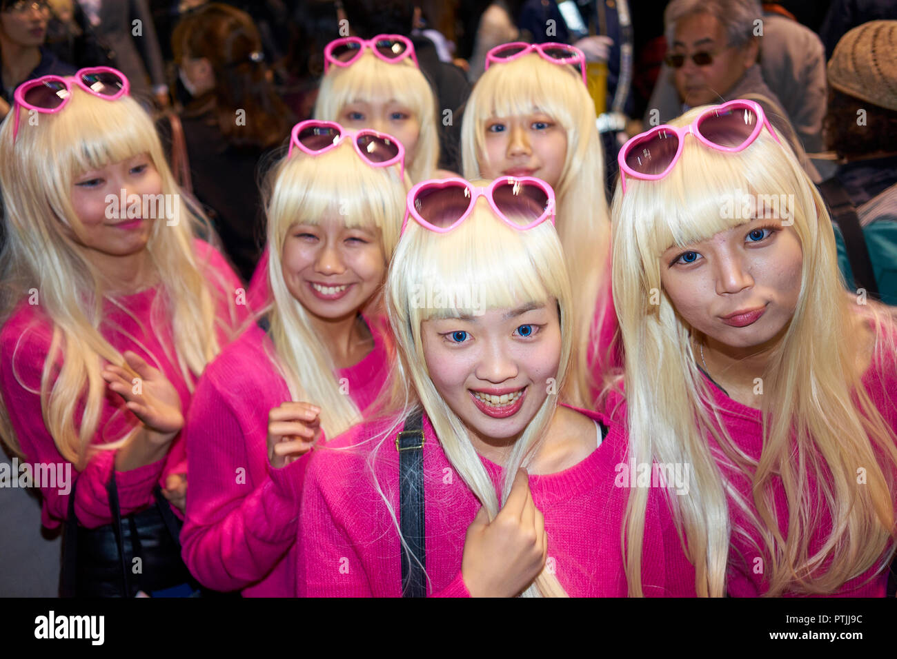 Grupo jóvenes japoneses niñas vestidas como Barbie en la fiesta de Halloween en Shibuya Fotografía de stock - Alamy