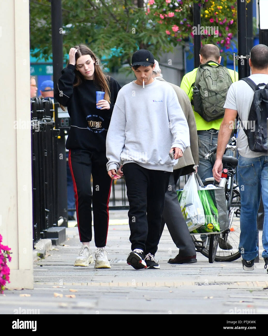 tobillo camisa oasis Louis Tomlinson y su hermana Felicite Tomlinson aka "chispeante" tienen un  cigarrillo en Belgravia Street con: Louis Tomlinson, felicite Tomlinson  donde: Londres, Reino Unido cuando: 08 Sep 2018 Crédito: WENN.com  Fotografía de