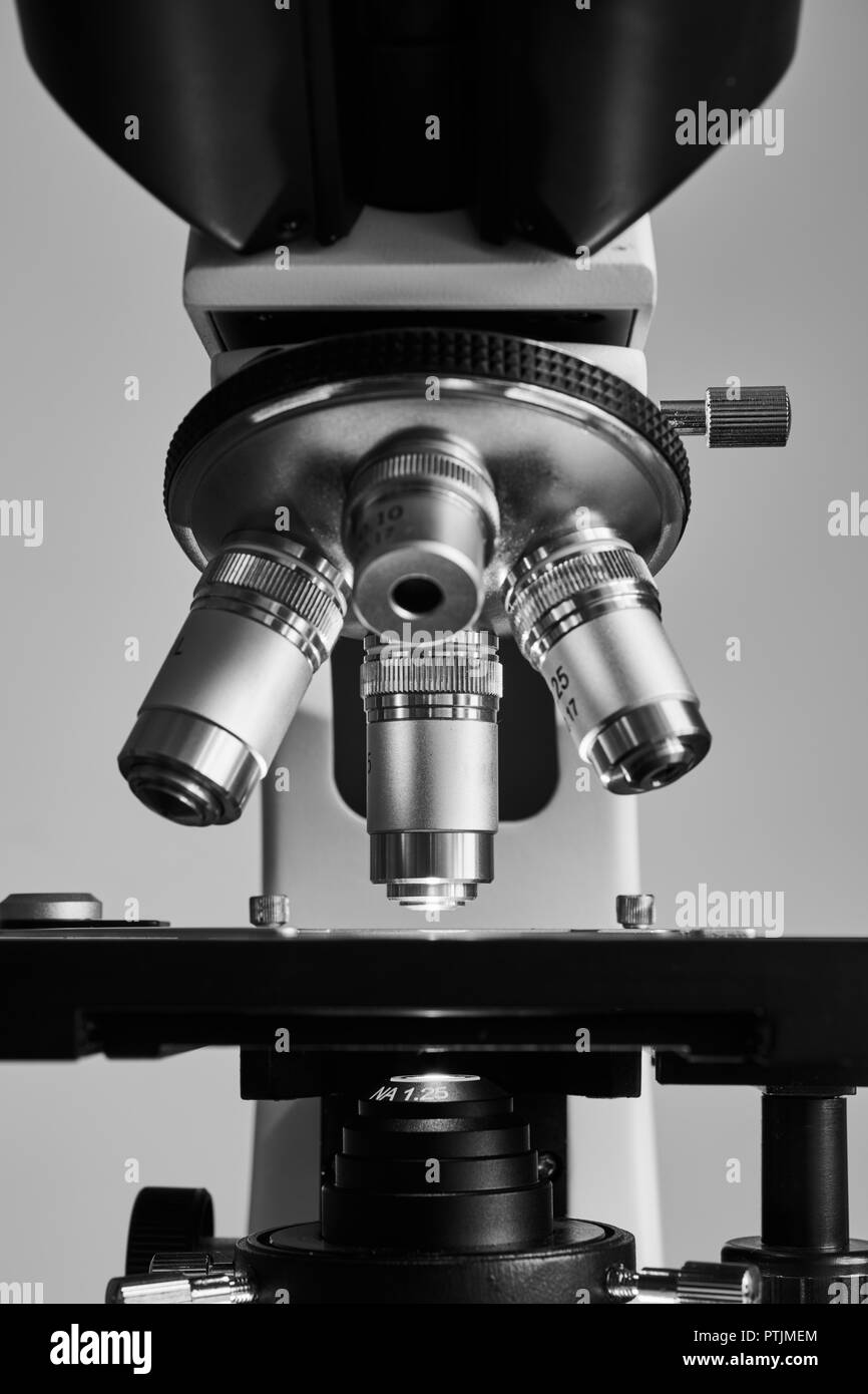Moderno microscopio con lente de metal en el laboratorio. Foto de stock