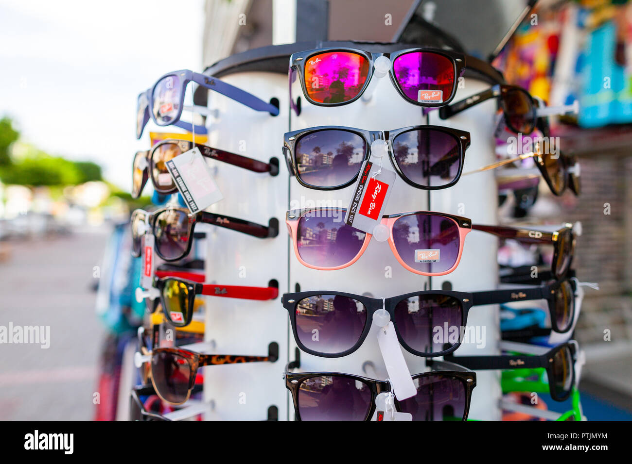 ALANYA / Turquía - 30 de septiembre de 2018: gafas de sol de Ray-Ban cuelga  de un stand en un mercado local en Alanya Fotografía de stock - Alamy