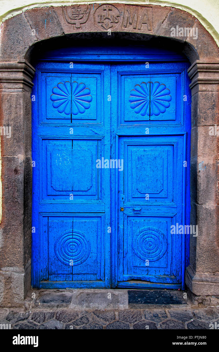 Puertas azules en el distrito de San Blas de Cusco Fotografía de stock -  Alamy