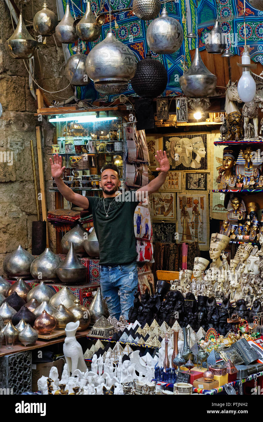 Entusiasta vendedor intentando atraer a potenciales clientes a visitar su tienda en el mercado de Khan El Khalili, en El Cairo Islámico Foto de stock