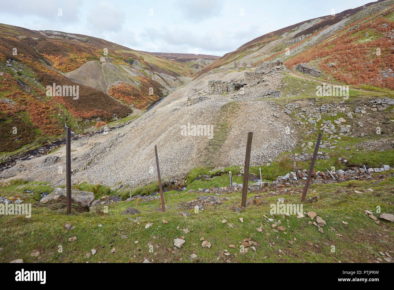 Restos de la otrora floreciente industria minera de plomo, parte de la mina, Bunting superiores de Gunnerside Ghyll Gill, Swaledale, Valles de Yorkshire, Reino Unido Foto de stock