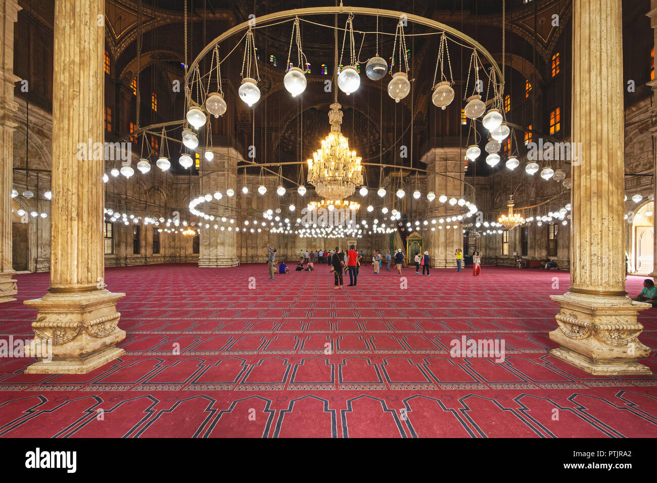 En el interior de la mezquita de Muhammad Ali en la Ciudadela de El Cairo, mostrando las columnas de mármol apoyando a la Cúpula de la mezquita principal Foto de stock