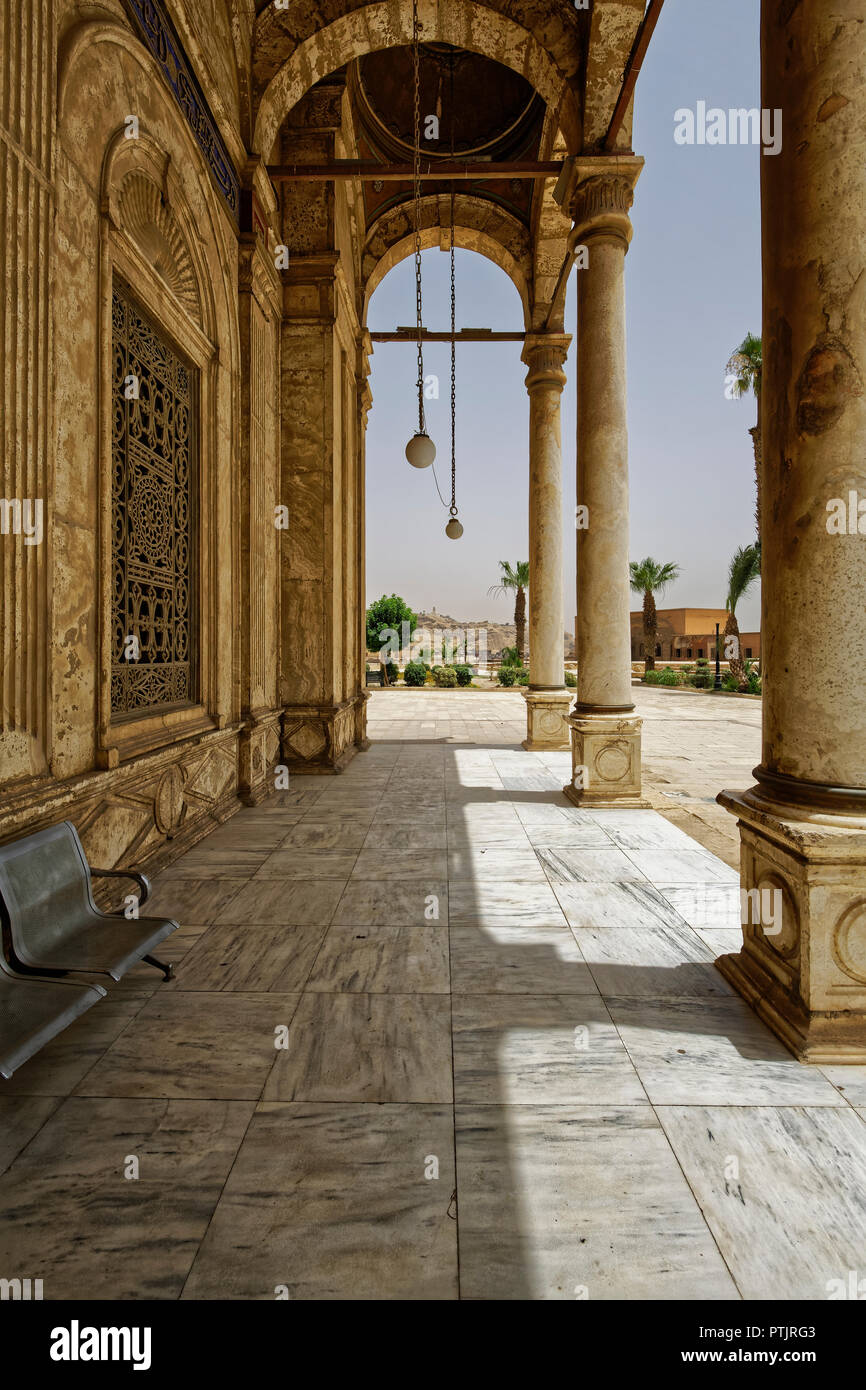 El alabastro cubierto pórtico de la mezquita de Muhammad Ali. Foto de stock