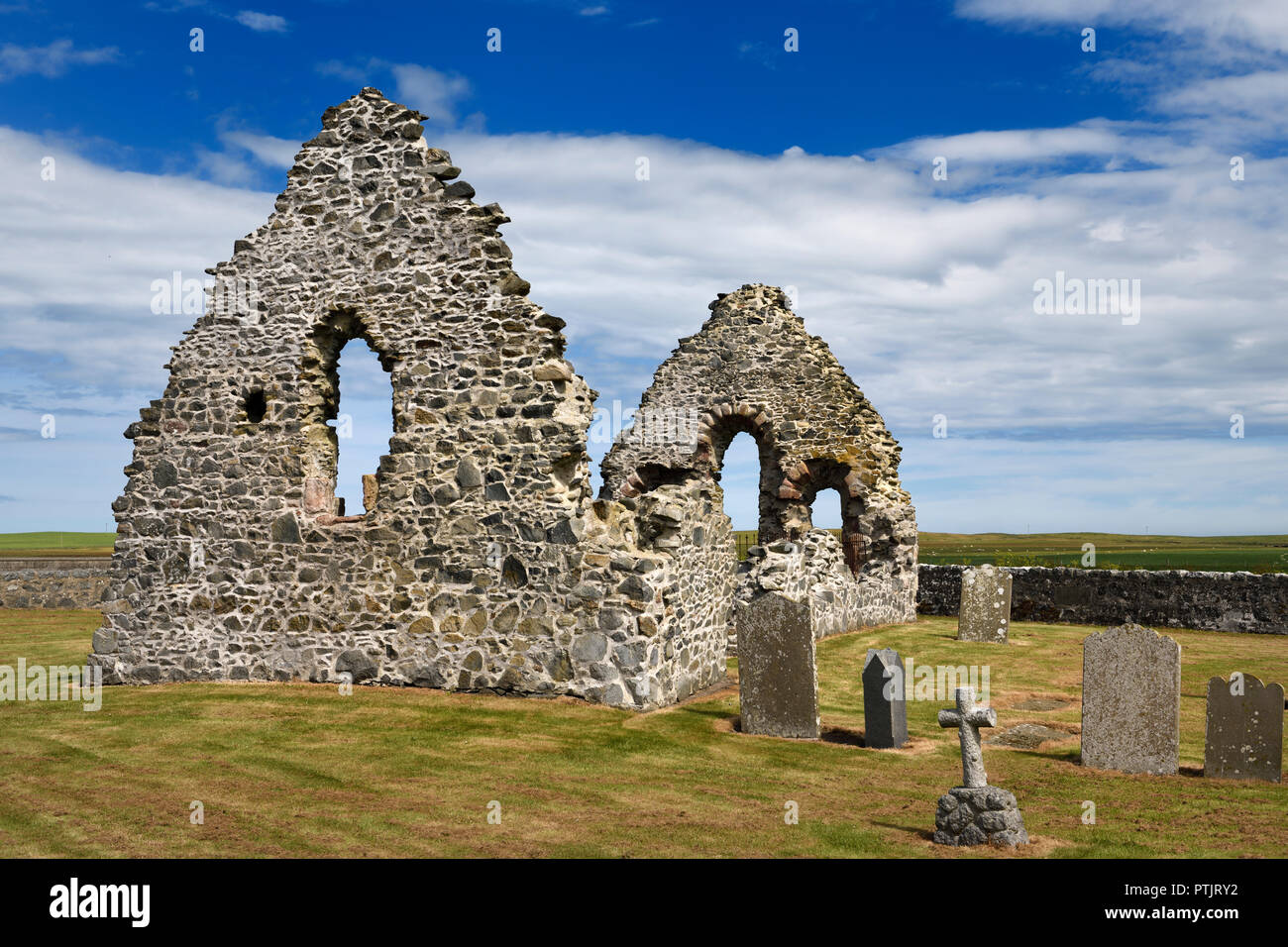 Capilla de Santa María del siglo XIII, ruinas de fieldstone en terrenos de la Iglesia con el cementerio lápidas en Old Rattray Aberdeenshire Scotland Reino Unido Foto de stock