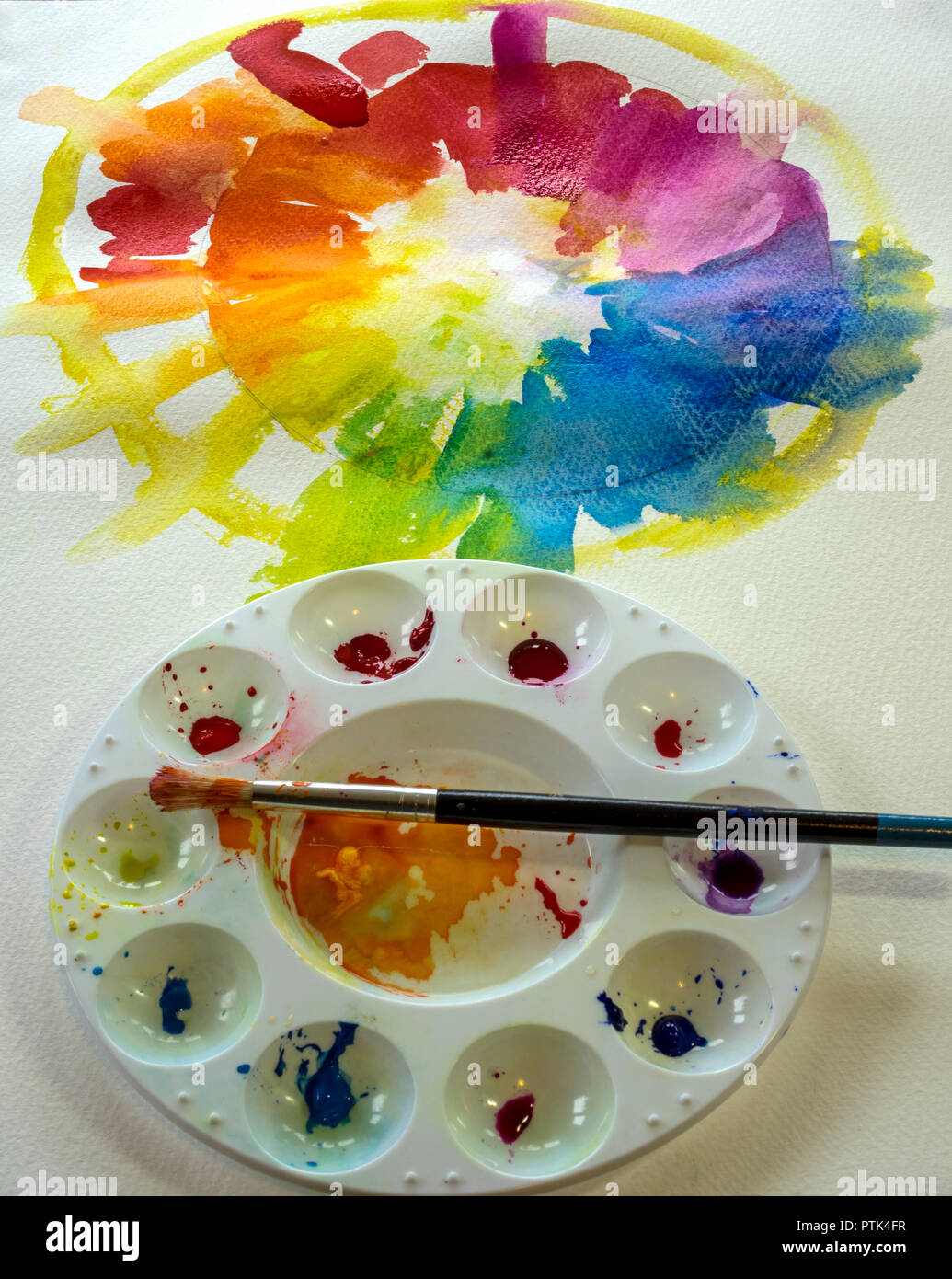 Un artista probar Gouache colores antes de empezar a pintar Fotografía de  stock - Alamy