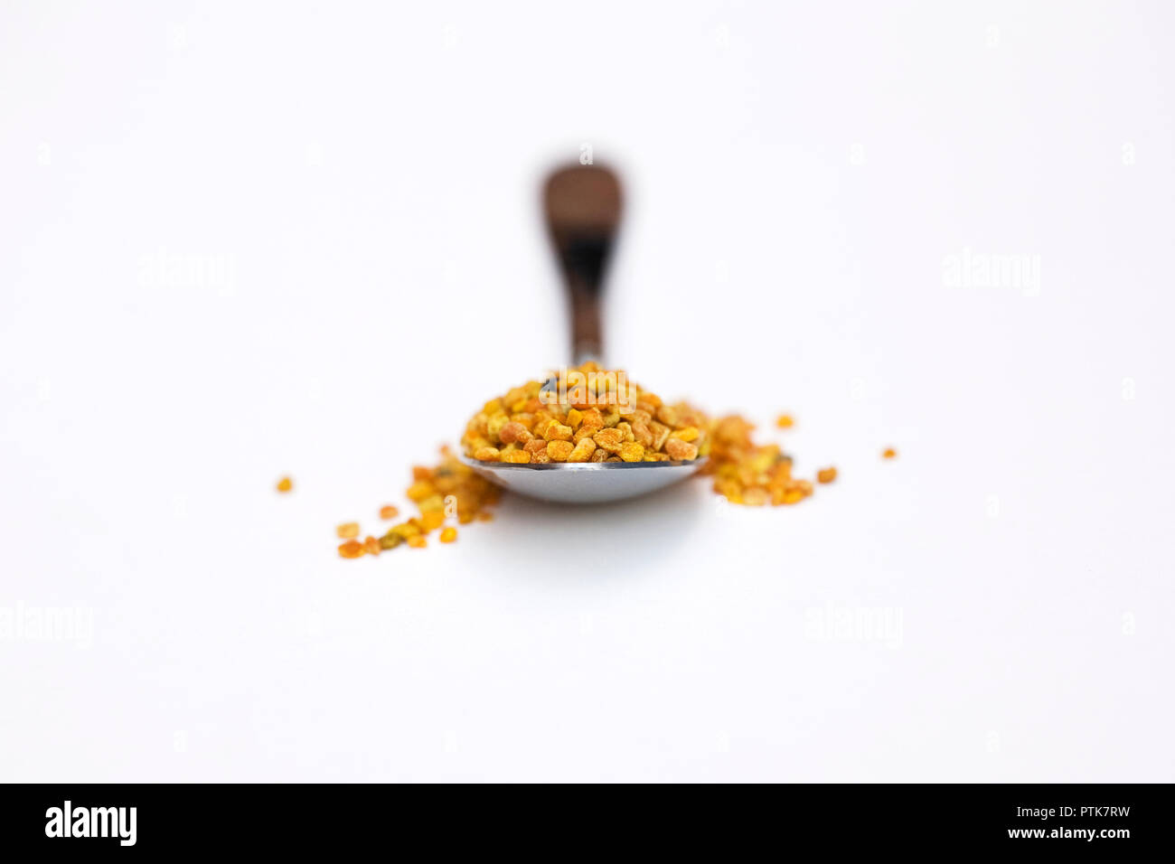 Una cucharadita de polen. Foto de stock