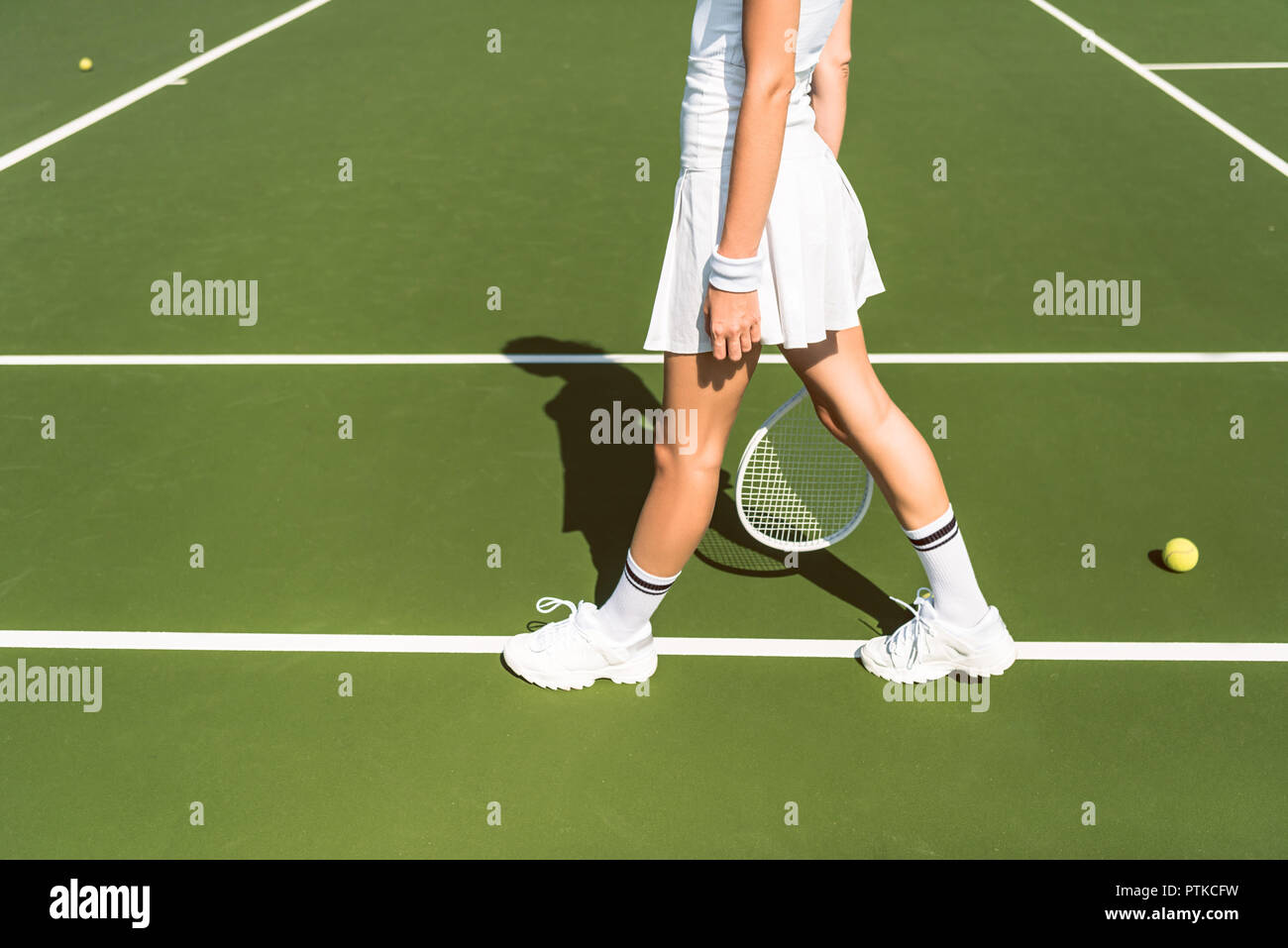 Vista parcial del jugador de tenis femenino en blanco sportswear con raqueta de tenis Foto de stock