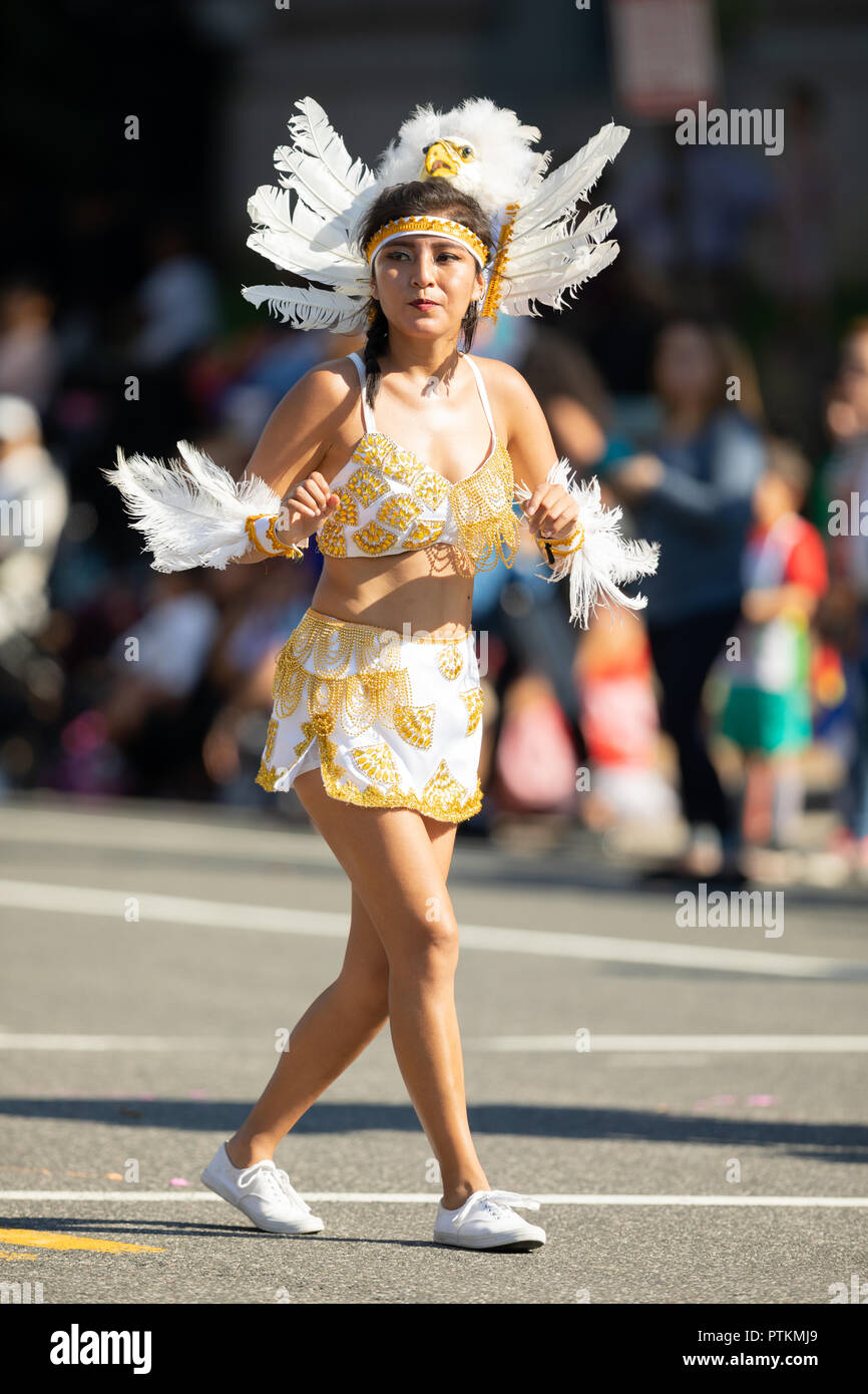 Washington, D.C., Estados Unidos - 29 de septiembre de 2018: La Fiesta DC  Parade, Mujer de Bolivia llevando ropa tradicional con sombreros en forma  de un águila w Fotografía de stock - Alamy