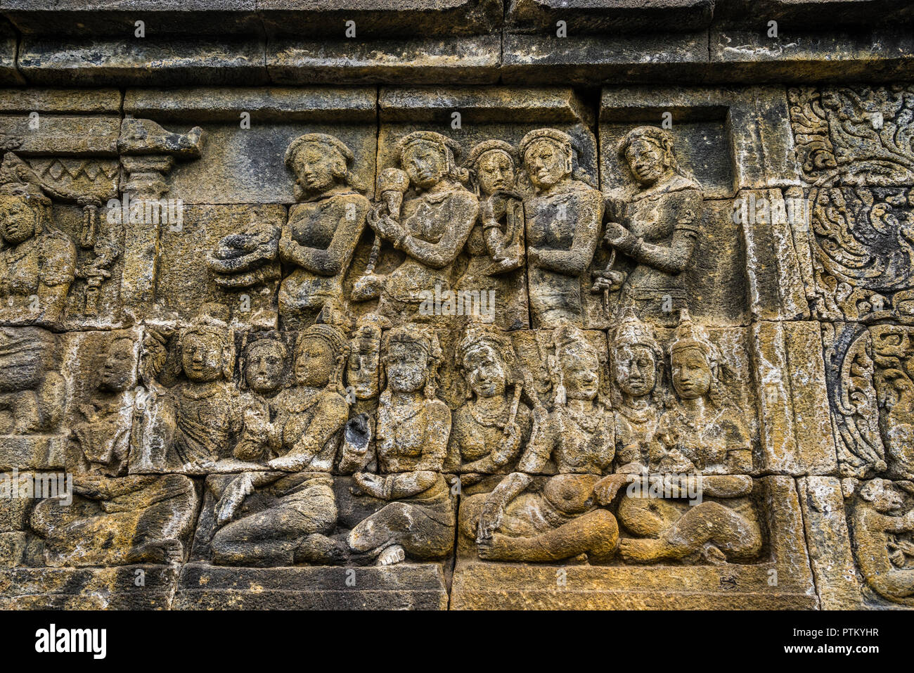 Bajorrelieve panel sobre una balaustrada de templo Budista Borobudur, del siglo IX, los aproximadamente 2672 paneles forman uno de los más completos n budista Foto de stock