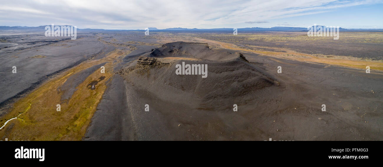 Vista aérea, Cráter Tephra Hrossaborg, paisaje volcánico, Myvatn, en el norte de Islandia, Islandia Foto de stock