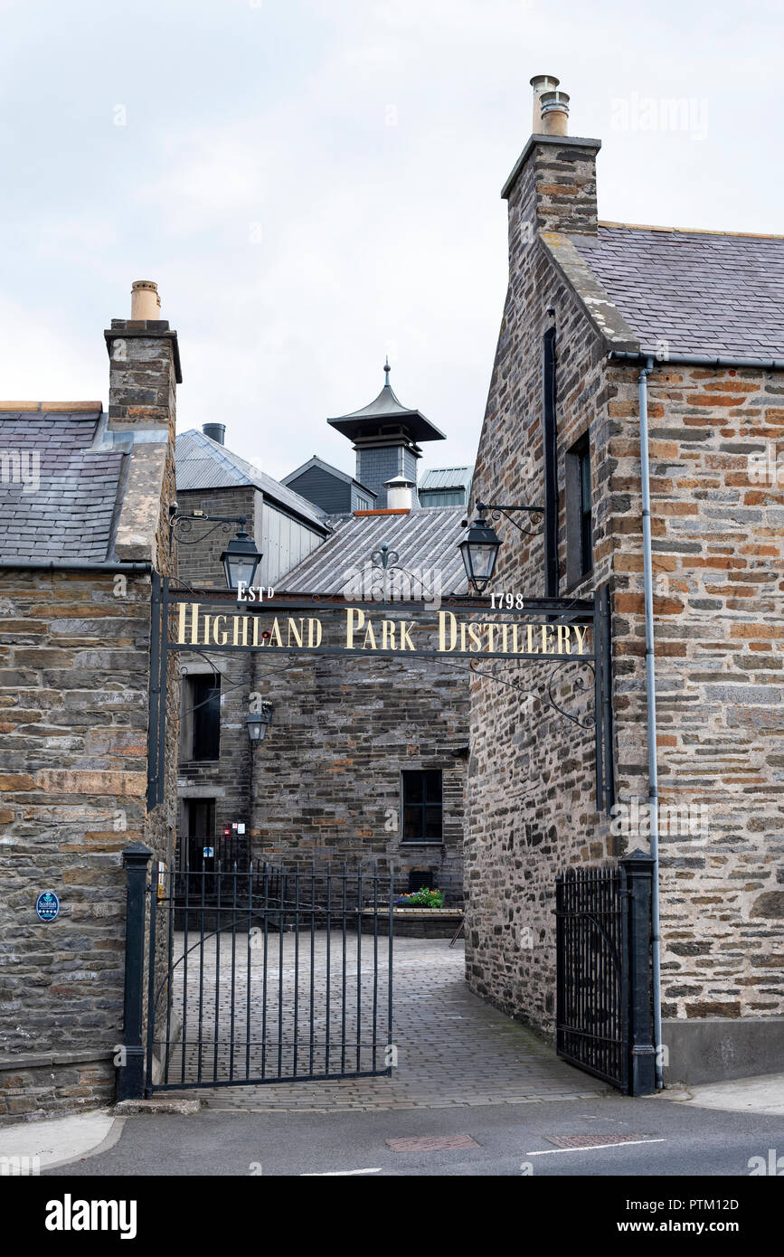 Entrada a la destilería de whisky Highland Park, Kirkwall, Continental, las Islas Orkney, Escocia, Gran Bretaña Foto de stock