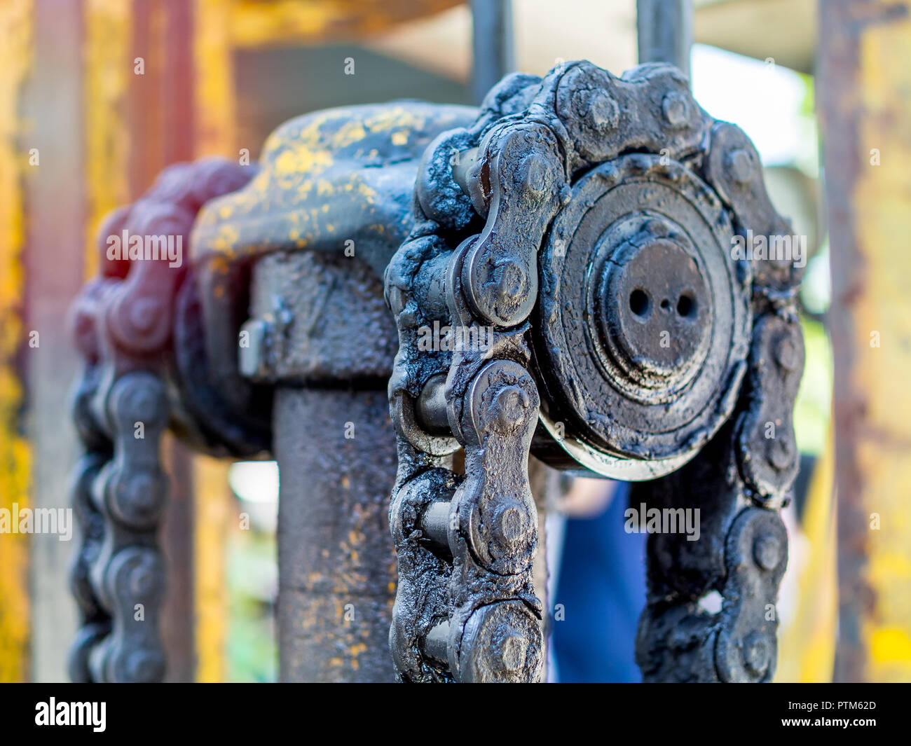 Close-up y grasientas cadena de viejos montacargas con el aceite del motor y el hidráulico de elevación Fotografía stock - Alamy