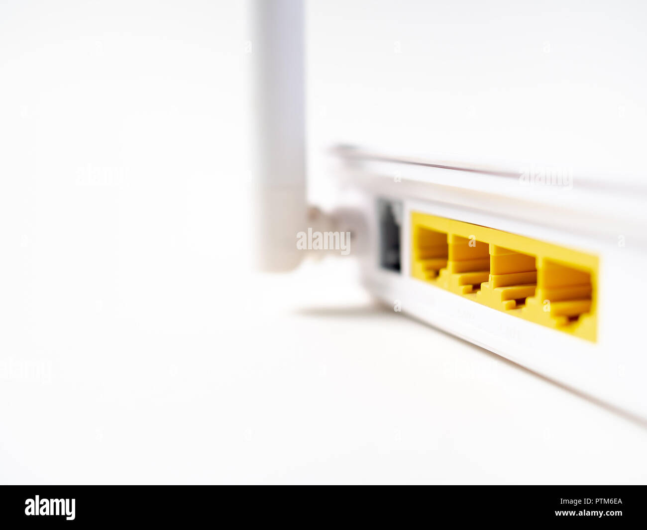 Close-up white Wireless WI-FI router concentrador de red de internet sin  cables patch aislado sobre fondo blanco con espacio de copia Fotografía de  stock - Alamy