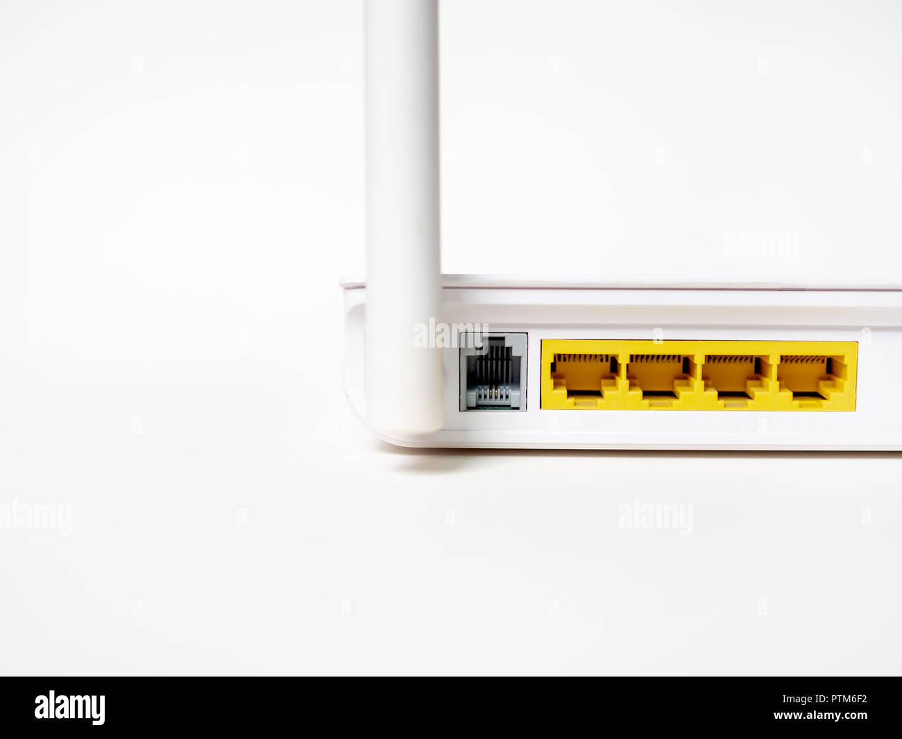 Blanco internet inalámbrica Wi-FI router concentrador de red sin cables de  patch aislado sobre fondo blanco con espacio de copia Fotografía de stock -  Alamy