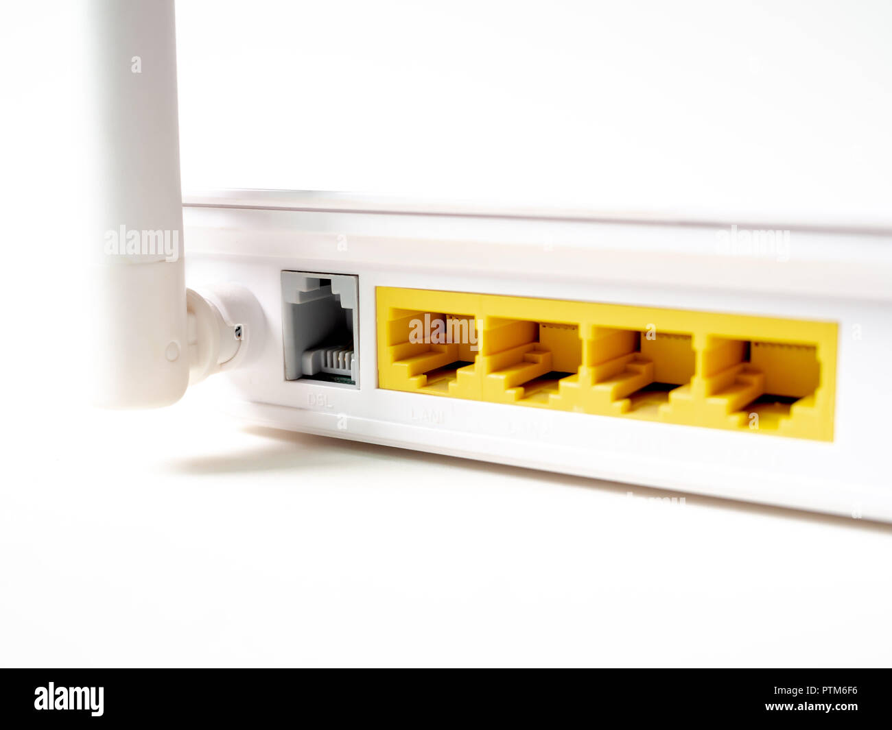 Close-up white wireless internet WI-FI router concentrador de red sin cables  de patch aislado sobre fondo blanco Fotografía de stock - Alamy