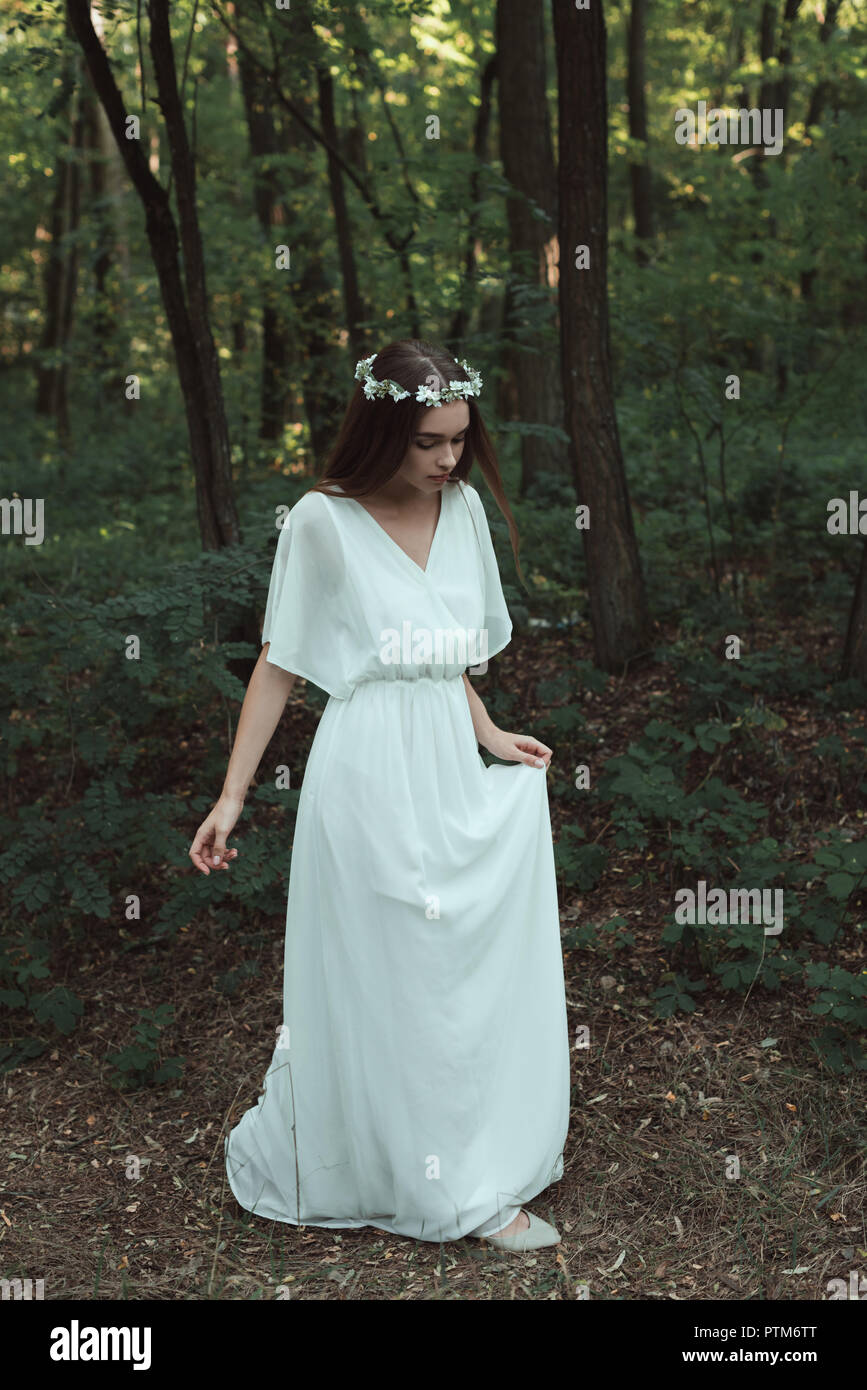 Oferta hermosa chica en vestido blanco caminando en el bosque Fotografía de  stock - Alamy