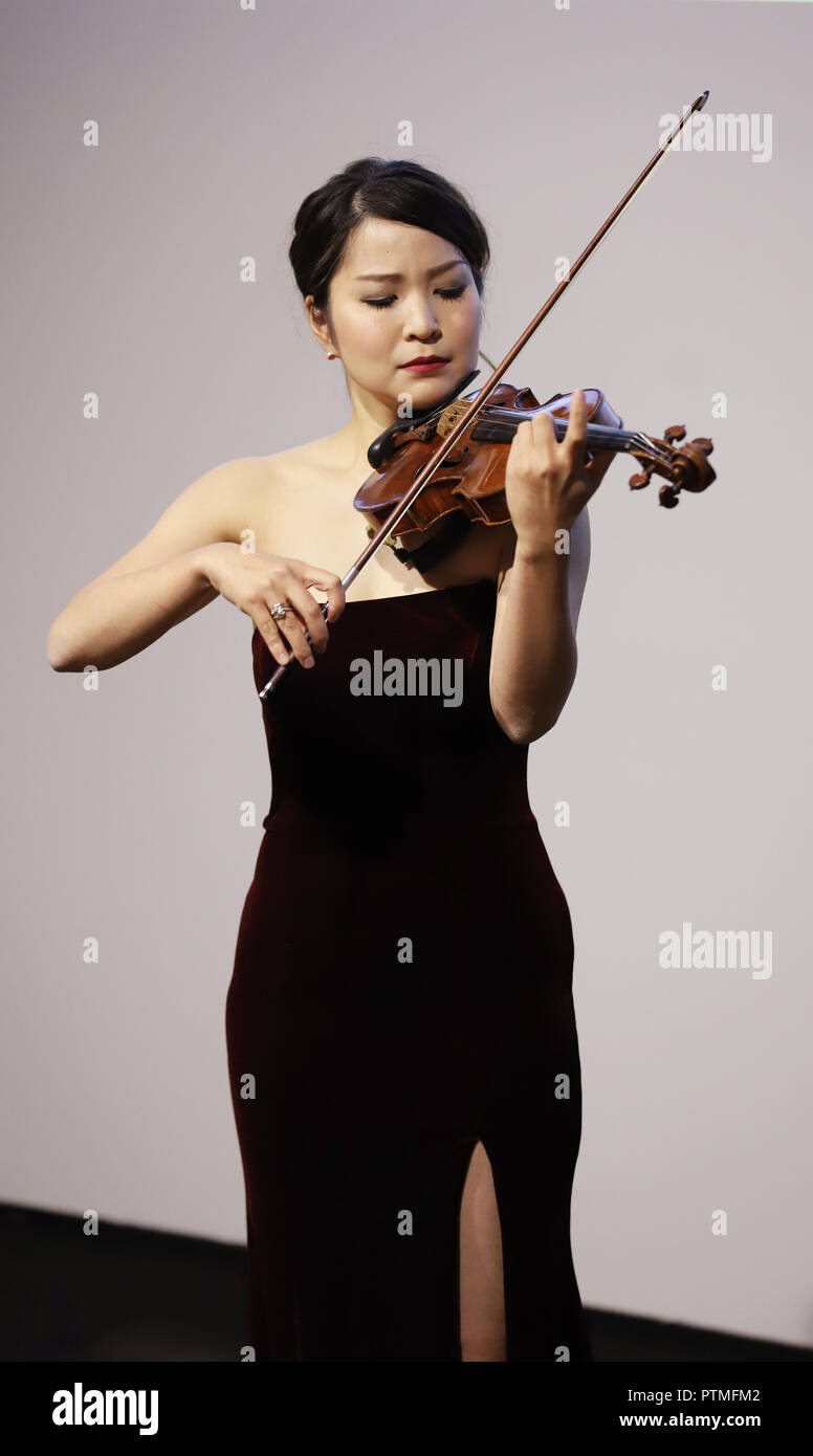 Tokio, Japón. 9 Oct, 2018. Violinista Mayuko Kamio japonés juega un violín  Stradivarius \