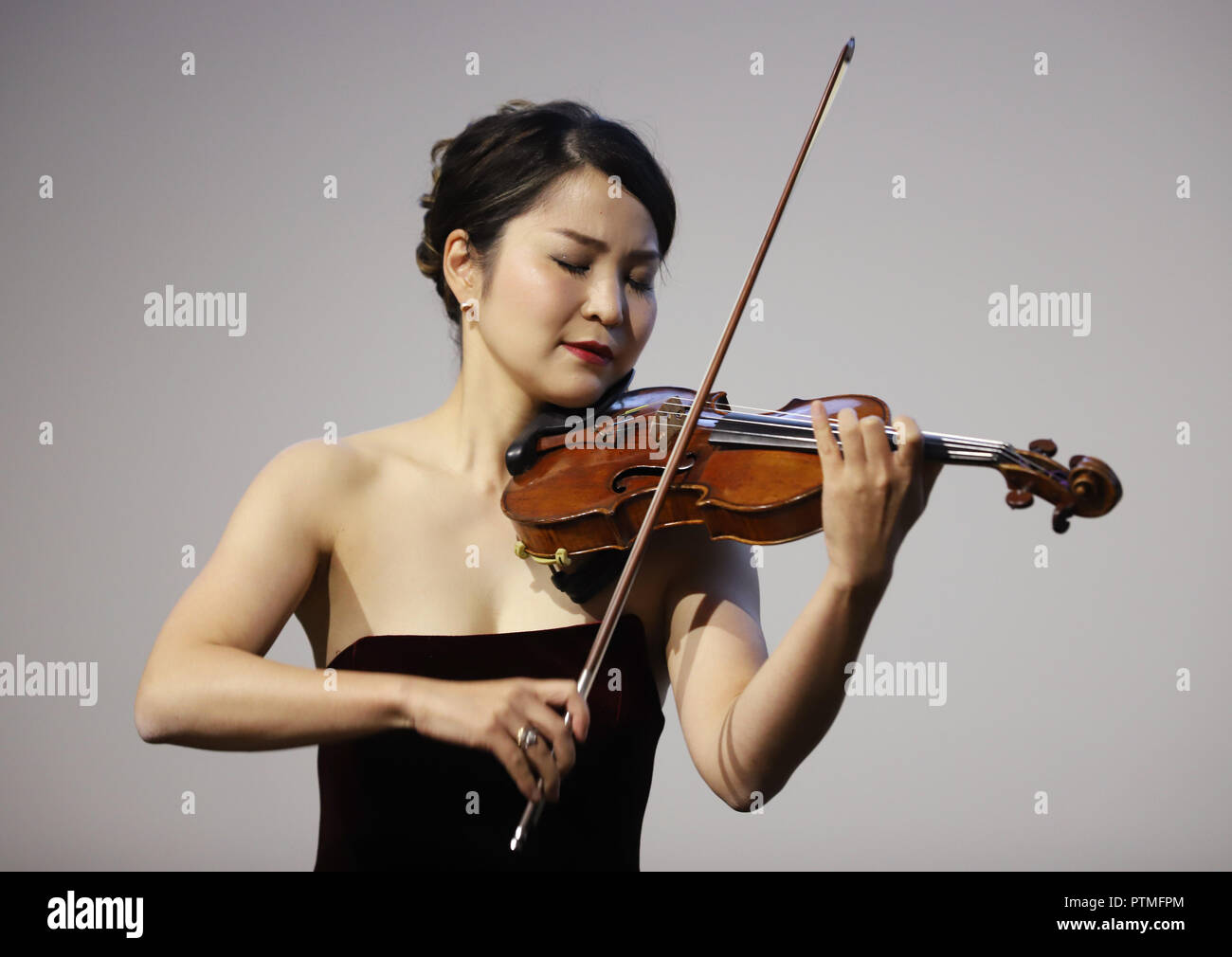 Tokio, Japón. 9 Oct, 2018. Violinista Mayuko Kamio japonés juega un violín  Stradivarius \
