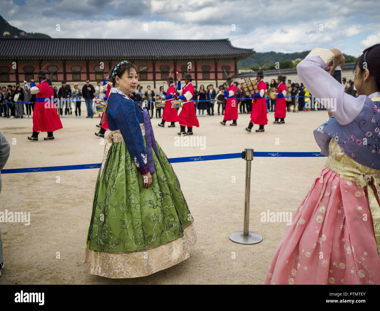 Seúl, Gyeonggi, Corea del Sur. 10 Oct, 2018. ''Una mujer vistiendo Hanbok'' ropa estilo posa para durante la ceremonia del cambio de guardia en el Palacio Gyeongbokgung en Seúl. Hanbok es