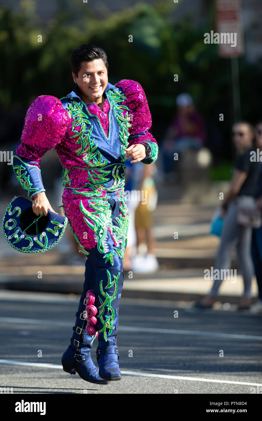 Washington, D.C., Estados Unidos - 29 de septiembre de 2018: La Fiesta DC  Parade, hombre boliviano vistiendo ropa tradicional baile Fotografía de  stock - Alamy