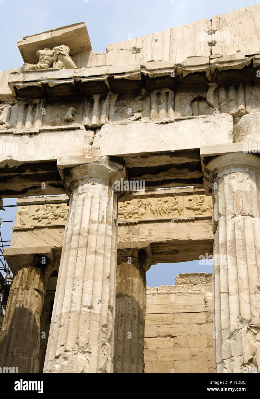Grecia. Atenas. La acrópolis. El Partenón. Clásica del templo dedicado a Atenea. 447 BC-432 BC. Orden dórico. Arquitectos: Iktinos y Callicrates. Escultor Fidias. Frontón occidental, con friso triglyph establature, metope, arquitrabe, capital y columnas. Detalle arquitectónico. En la parte superior, representando Kekrops scultpure y Pandrosos, réplica. Foto de stock