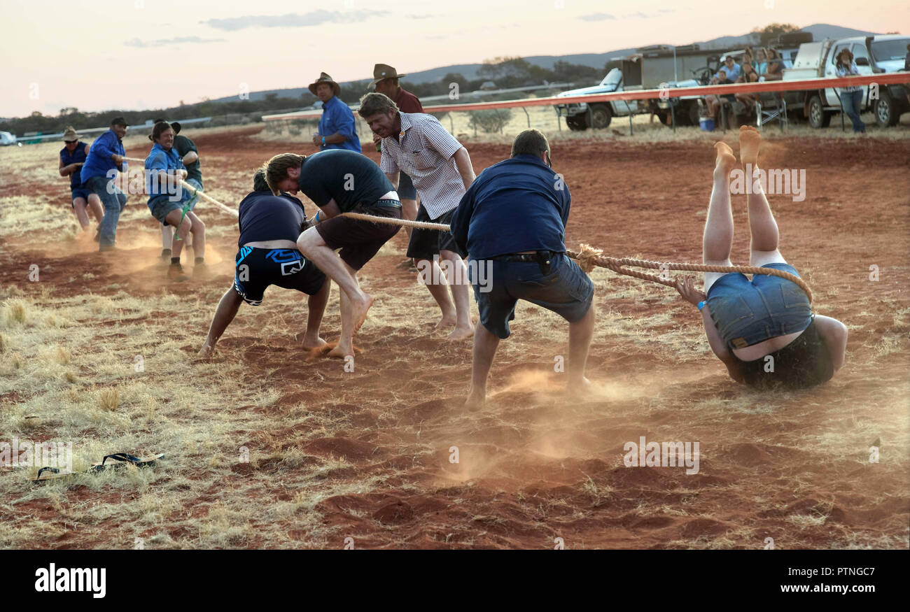 El remolcador de la guerra, un evento paralelo a la 97ª marcha anual de las carreras de caballos de Bush en Landor,,1000km al norte de Perth, Australia. Oct 2018. Foto de stock