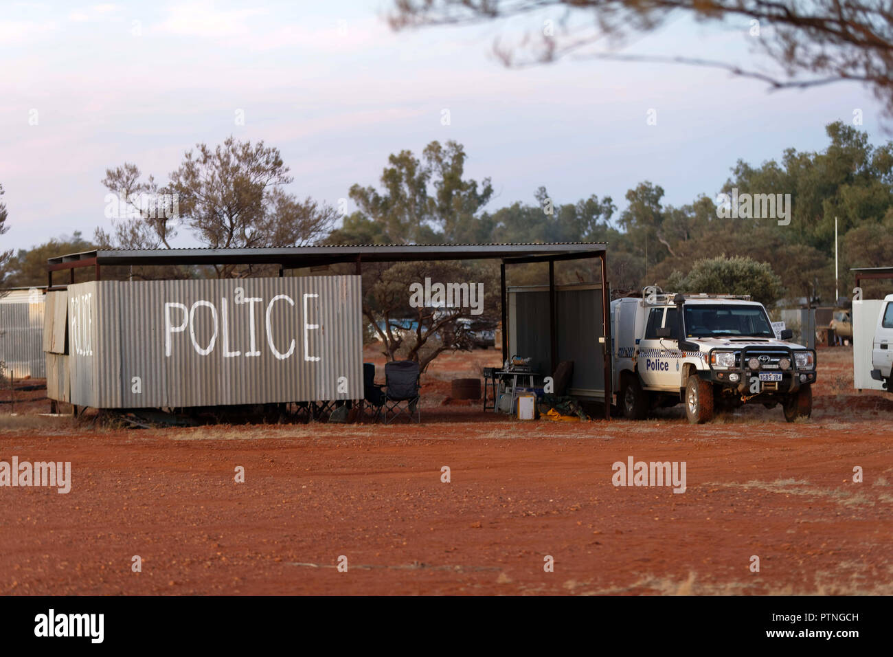 Campamento de la policía en las carreras de caballos de Bush en Landor, 1000km al norte de Perth, Australia Occidental. Foto de stock