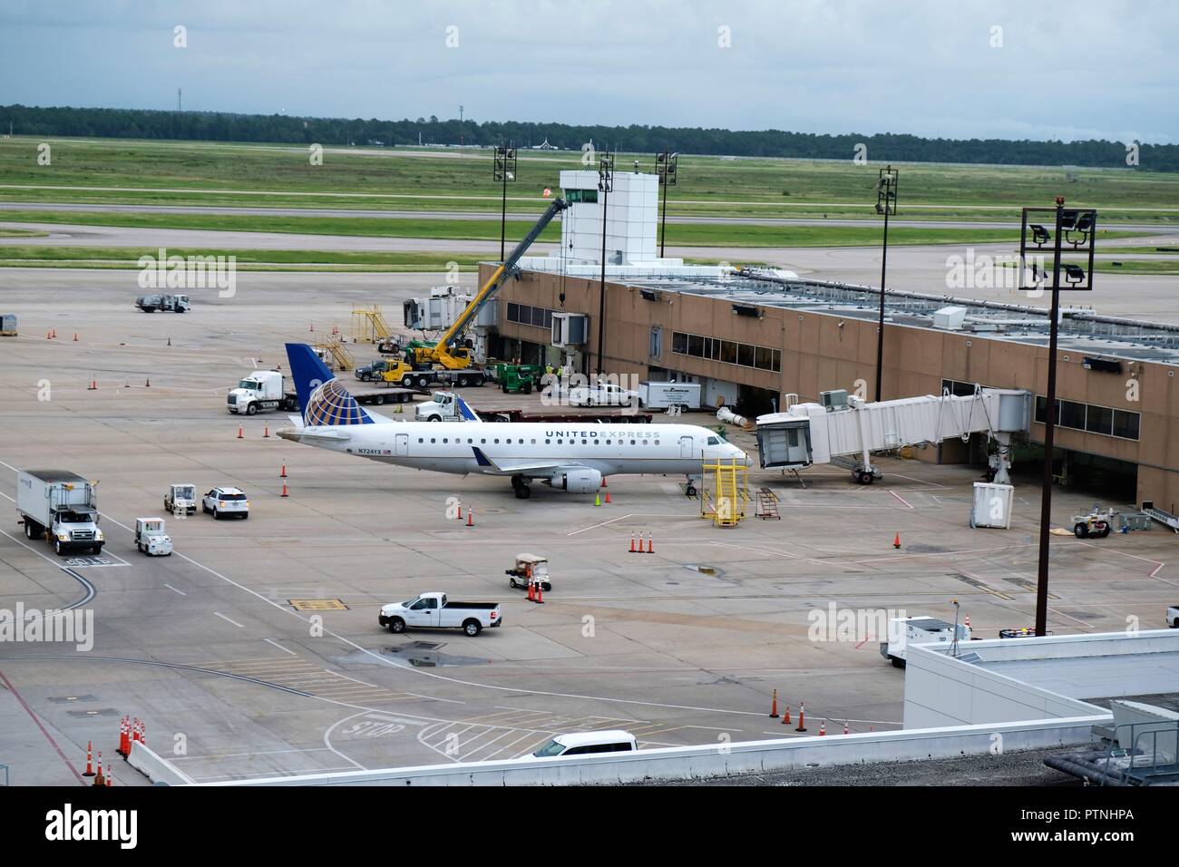 Los aviones en la pista de aterrizaje en el Aeropuerto Intercontinental Bush (IAH) en