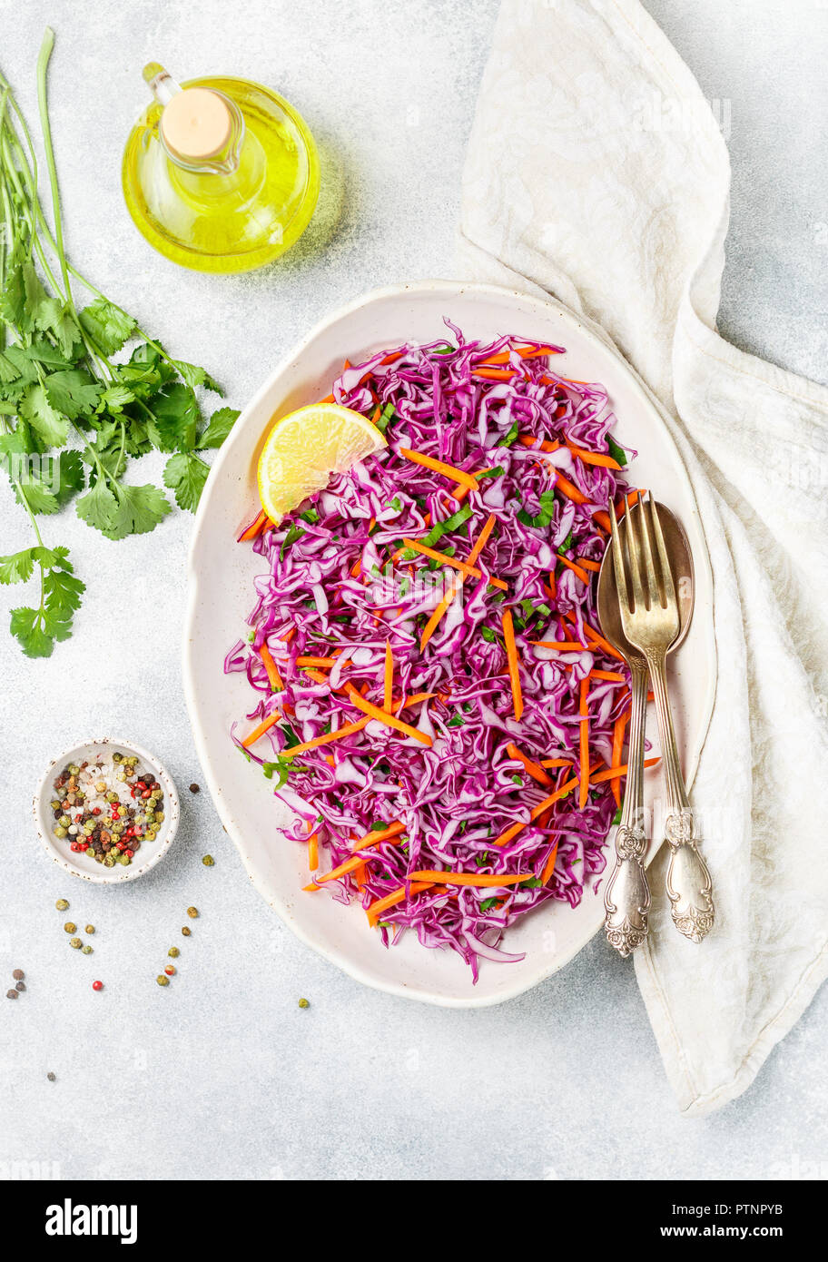 Ensalada de col con zanahorias, hierbas y aceite de oliva y jugo de limón vestirse. Coleslaw. ensalada de col . Luz comida vegetariana. Enfoque selectivo Foto de stock