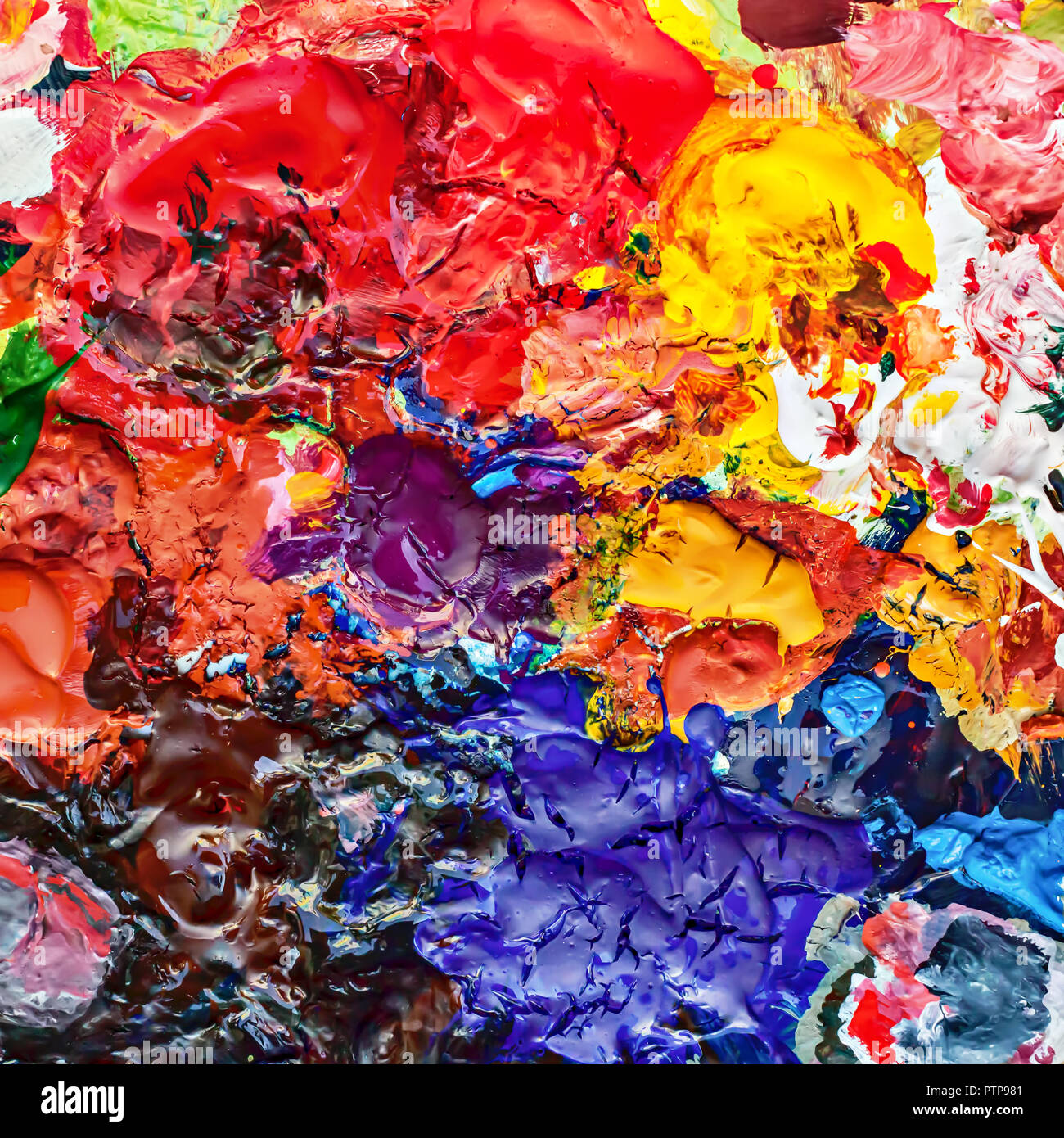 cubrir insalubre interrumpir Mezcla de colores de pintura de aceite sobre una paleta clásica - paleta de  pintor Fotografía de stock - Alamy