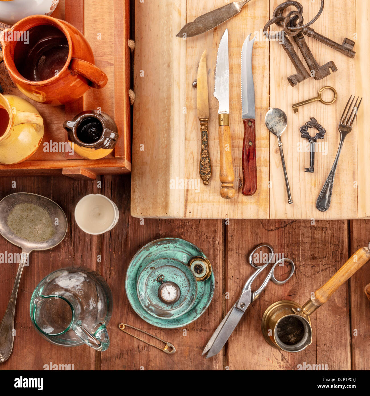 Una fotografía aérea de muchos objetos vintage, un mercadillo de cosas sobre un fondo de madera Foto de stock