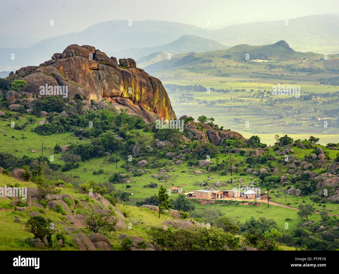 Ezulwini Valley en Swazilandia eSwatini en Swazilandia, con hermosas montañas, árboles y rocas en el pintoresco valle verde entre ciudad y Manzini Mbabane Foto de stock