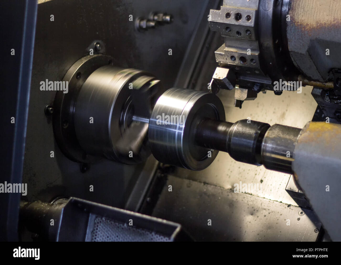 Torno CNC se extrae parte de la pieza de metal moderno, polea torno para el  mecanizado de metales, de cerca, la máquina Fotografía de stock - Alamy