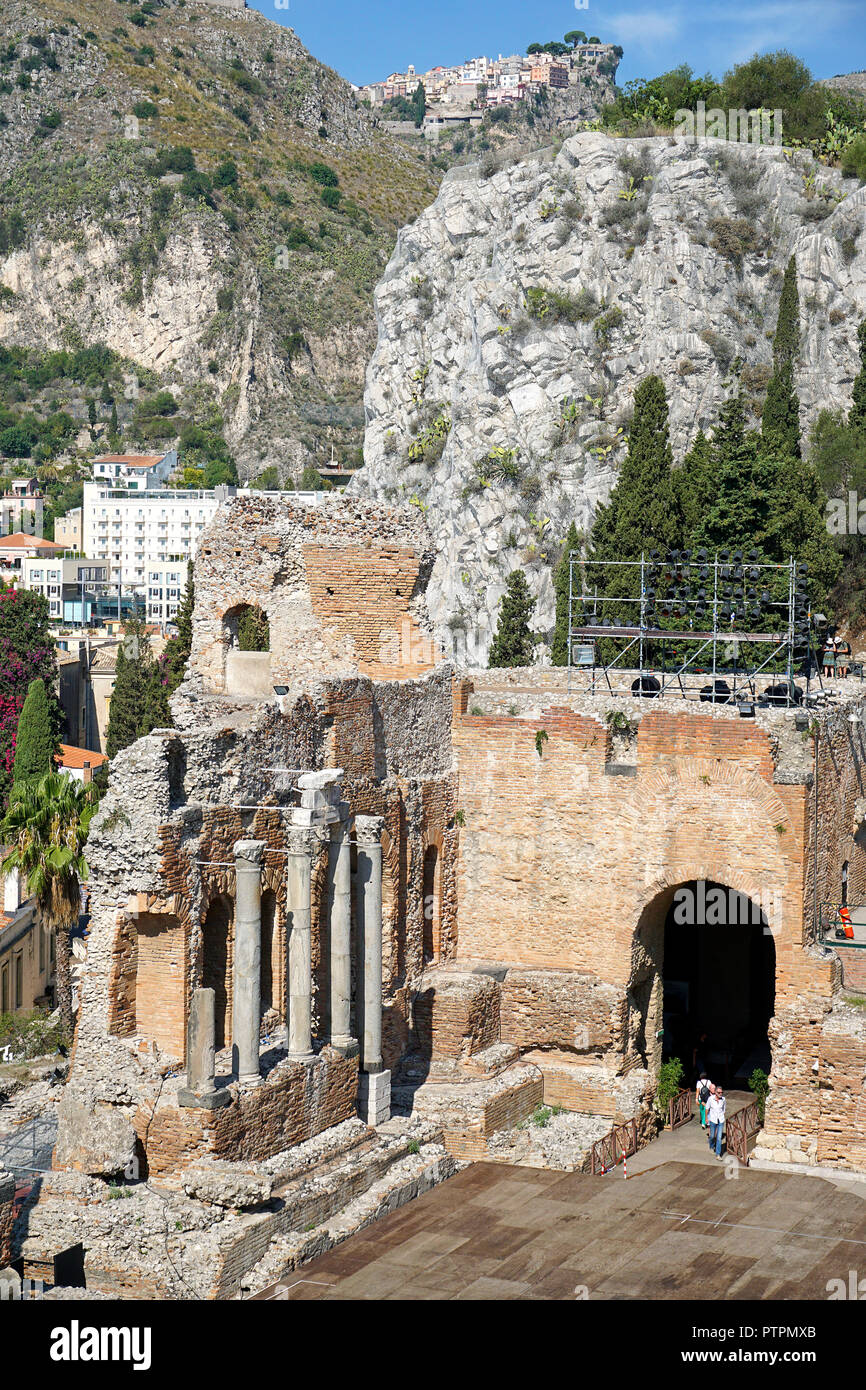 El antiguo teatro greco-romano de Taormina, Sicilia, Italia Foto de stock
