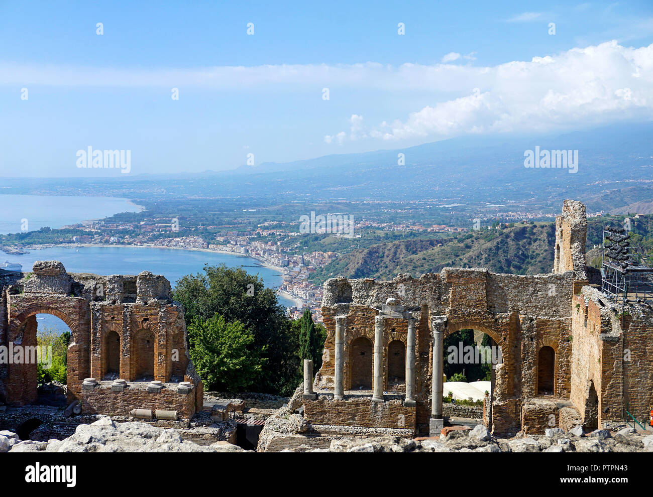 El antiguo teatro greco-romano de Taormina, Sicilia, Italia Foto de stock