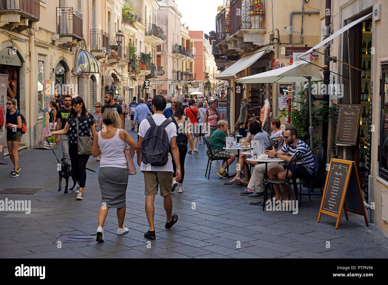 El Corso Umberto I, la calle principal y la milla de tiendas del casco antiguo de Taormina, Sicilia, Italia Foto de stock