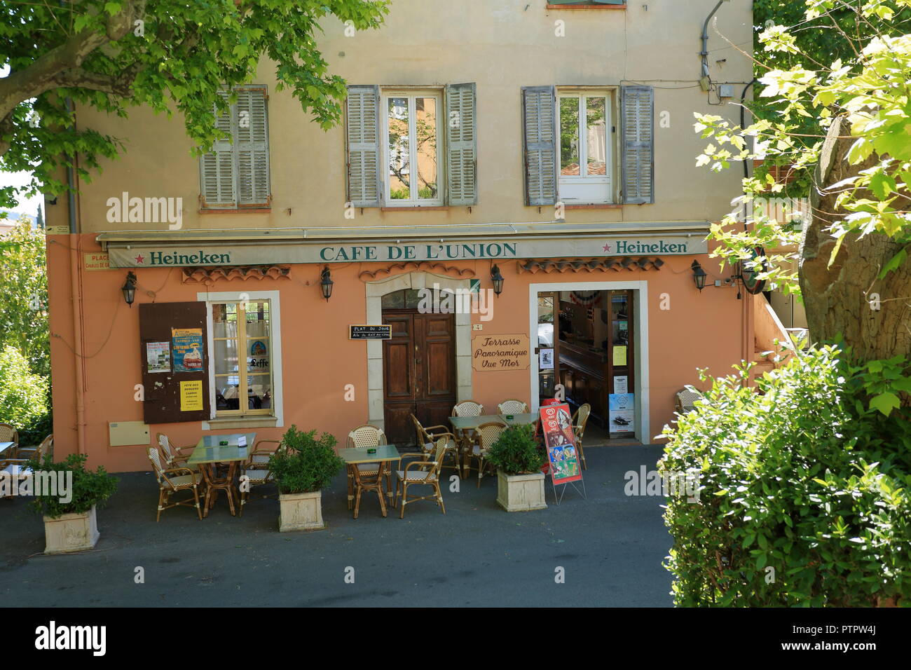 Café en el pintoresco pueblo de Speracedes, Alpes Maritimes, 06, tepezcuintle, Francia Foto de stock