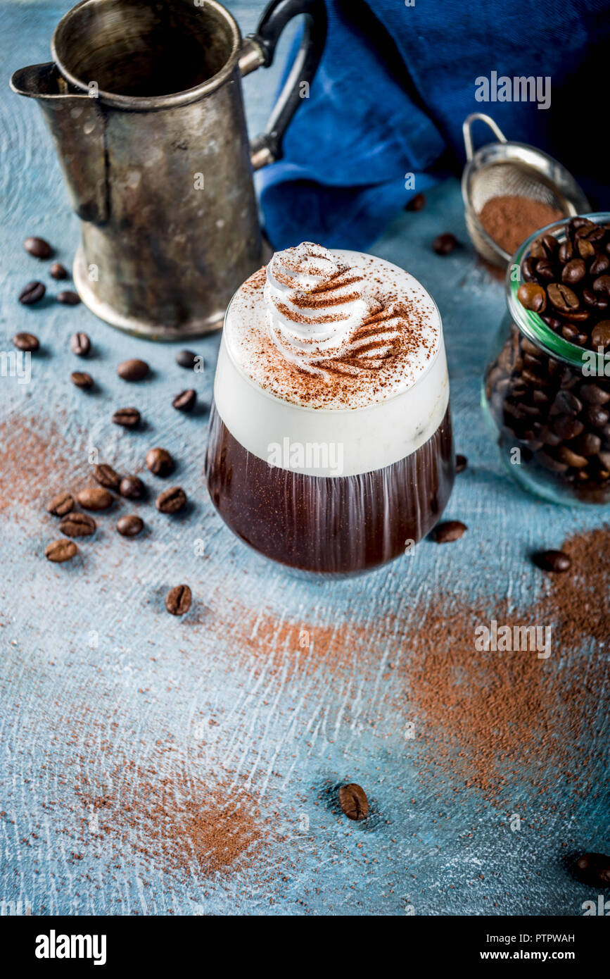 Otoño espresso bebe ideas, cóctel de café irlandés con crema batida y cacao, azul de fondo concreto espacio de copia Foto de stock