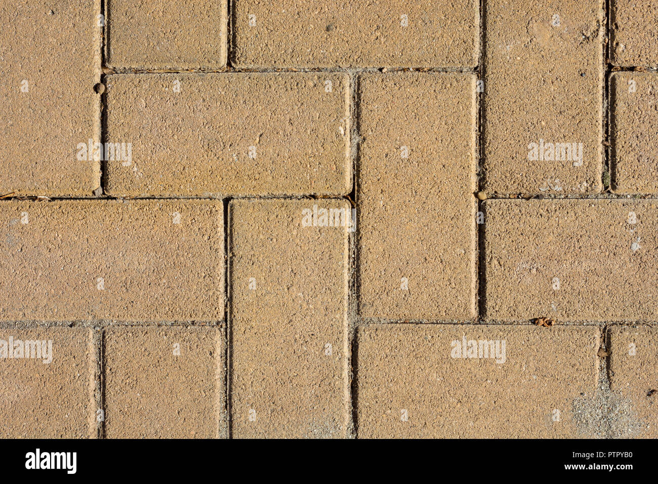 Ladrillos color arena el pavimento de piedra en el suelo de la calle. Acera, Calzada, pavimento de adoquines, en modelo cuadrado Textura del fondo. Foto de stock