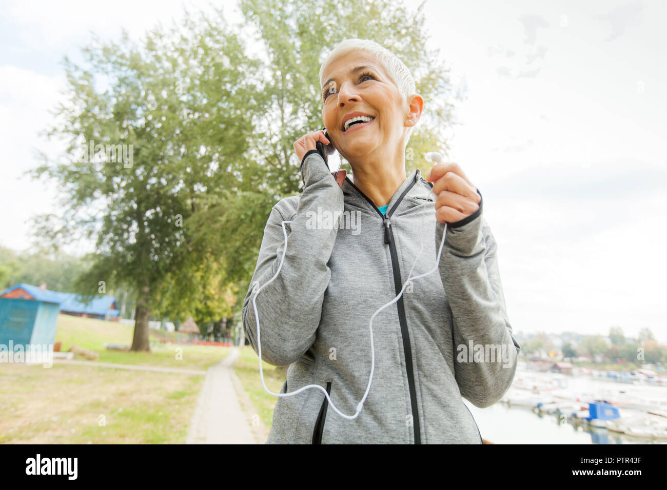 Retrato de mujer mayor hablando por teléfono , vestir ropa deportiva , el pelo corto Fotografía de stock - Alamy Retrato de mujer mayor hablando por teléfono , vestir ropa deportiva , el pelo corto Fotografía de stock - Alamy