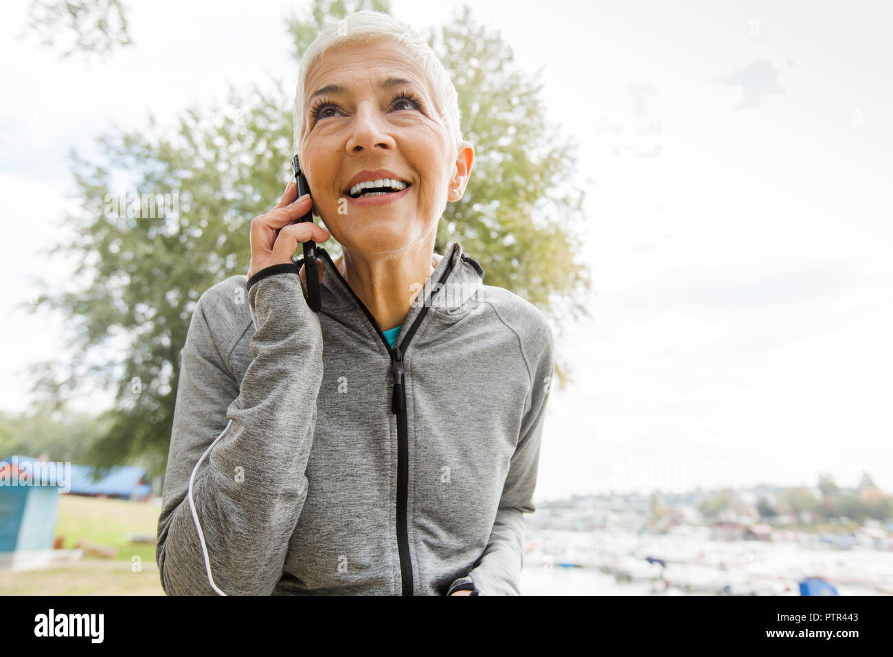 Retrato de mujer mayor hablando por teléfono , vestir ropa deportiva , el pelo corto Fotografía de stock - Alamy Retrato de mujer mayor hablando por teléfono , vestir ropa deportiva , el pelo corto Fotografía de stock - Alamy