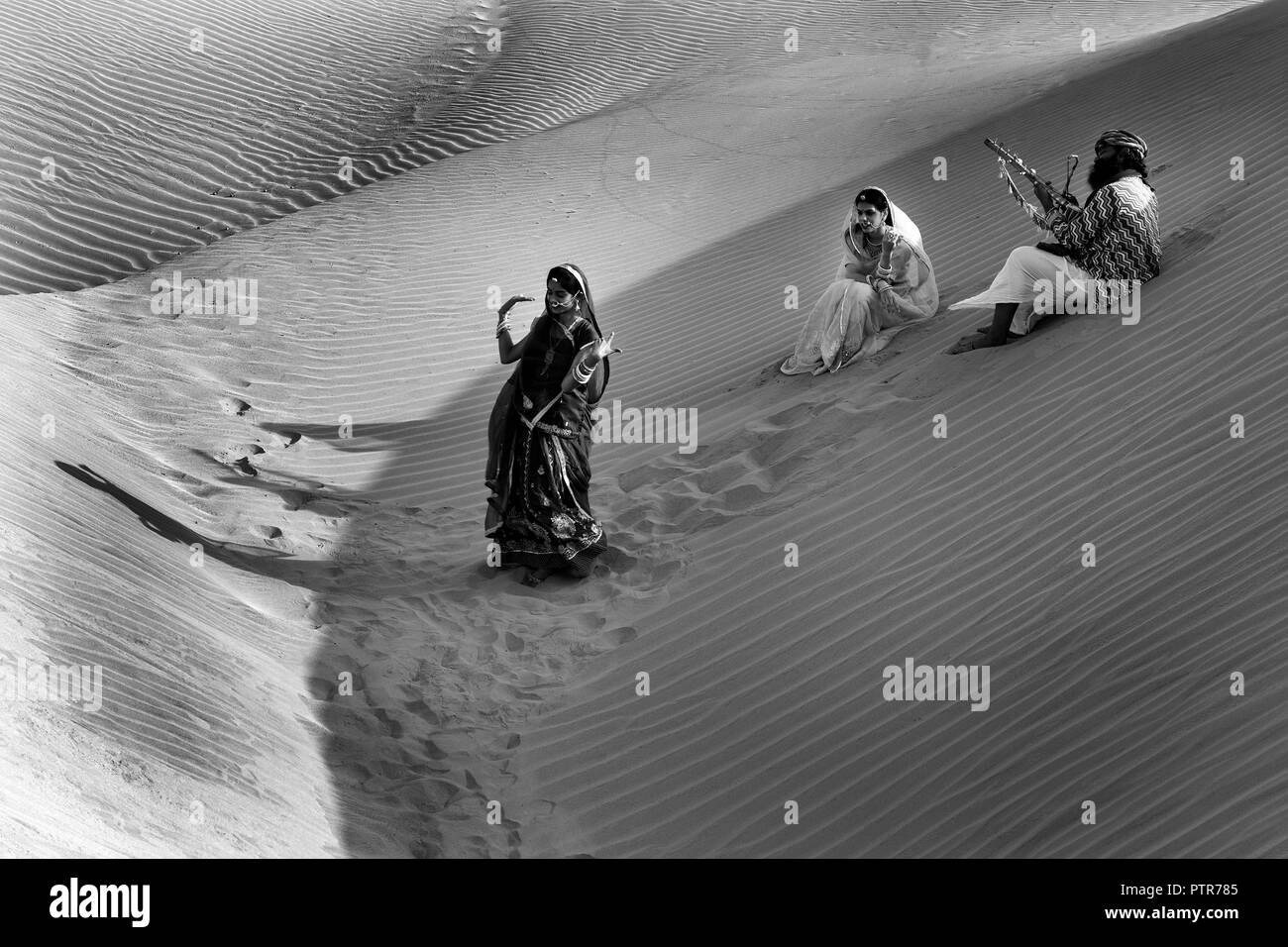La imagen de pueblo tradicional Rajasthani en dunas de Jaisalmer, Rajasthan, India Foto de stock
