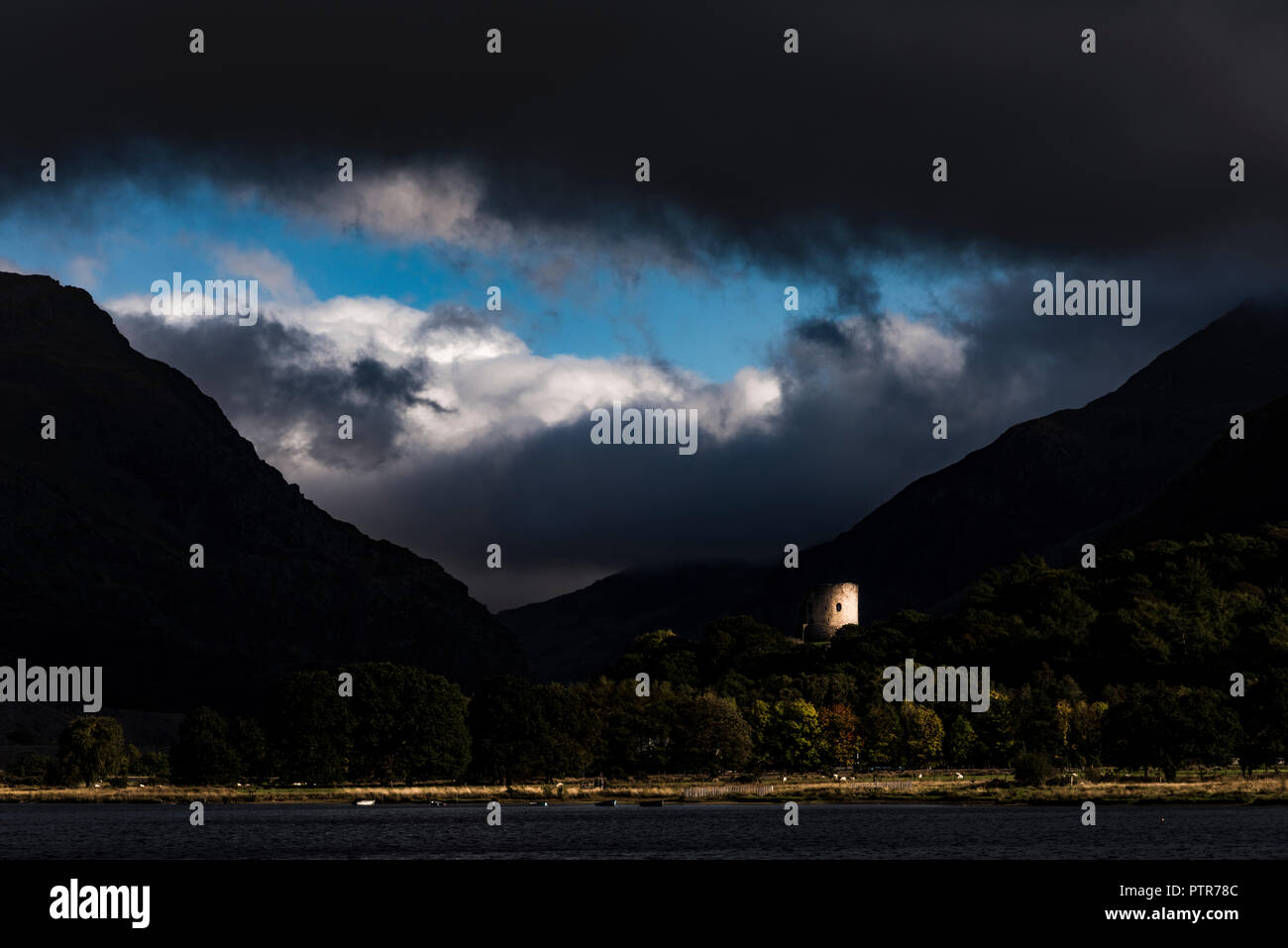 Castillo Dolbadarn durante un tormentoso Llyn Padarn, Snowdonia, Gales Foto de stock
