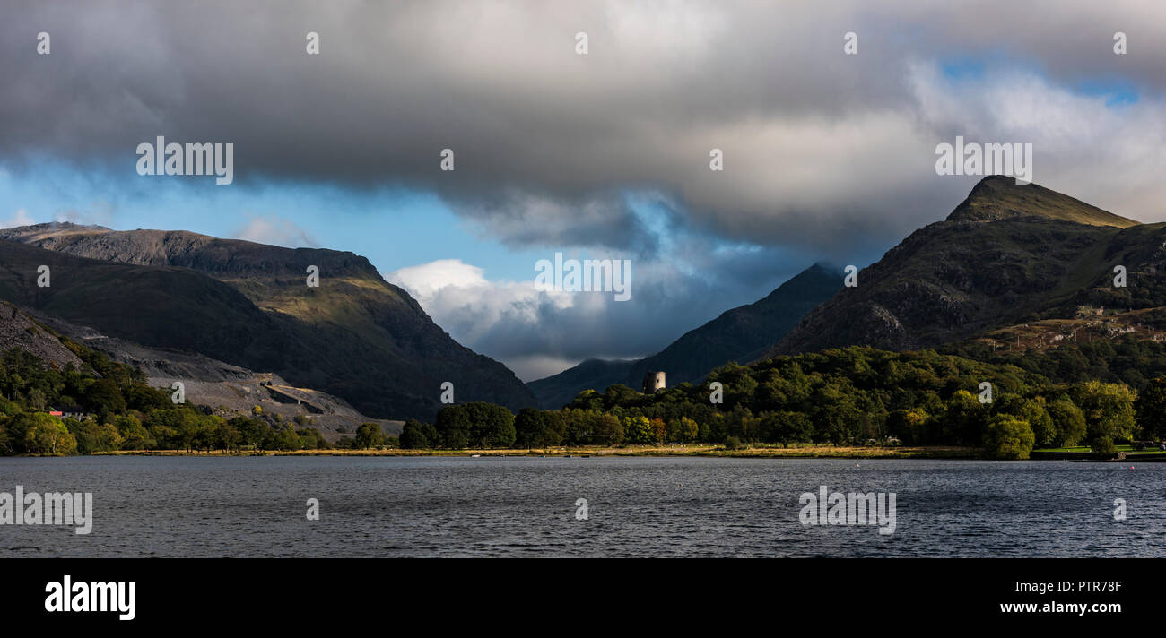 Castillo Dolbadarn durante un tormentoso Llyn Padarn, Snowdonia, Gales Foto de stock