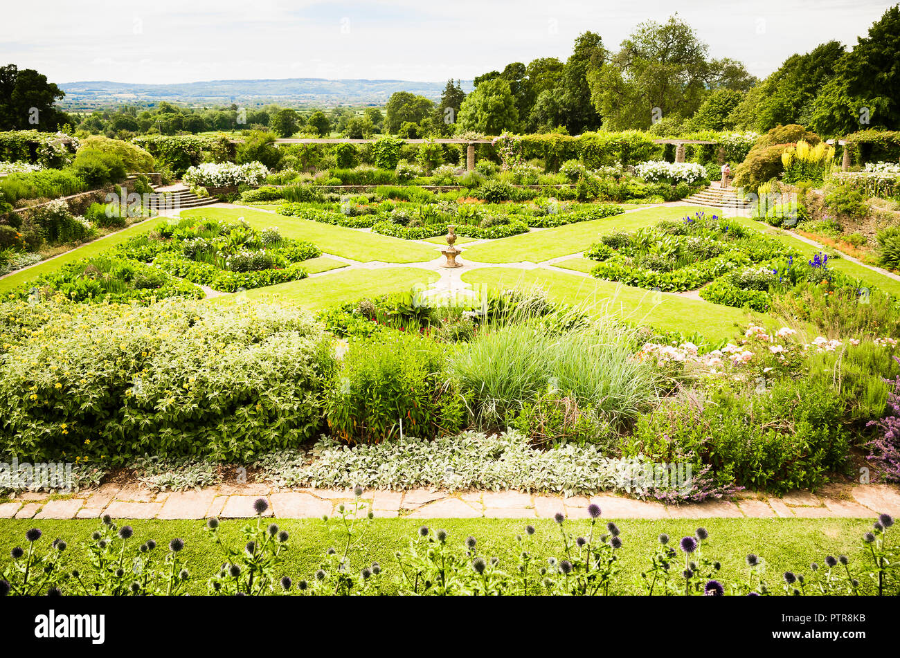 Diseño formal de jardín por Gertrude Jekyll en Hestercombe Somerset Inglaterra Reino Unido Foto de stock