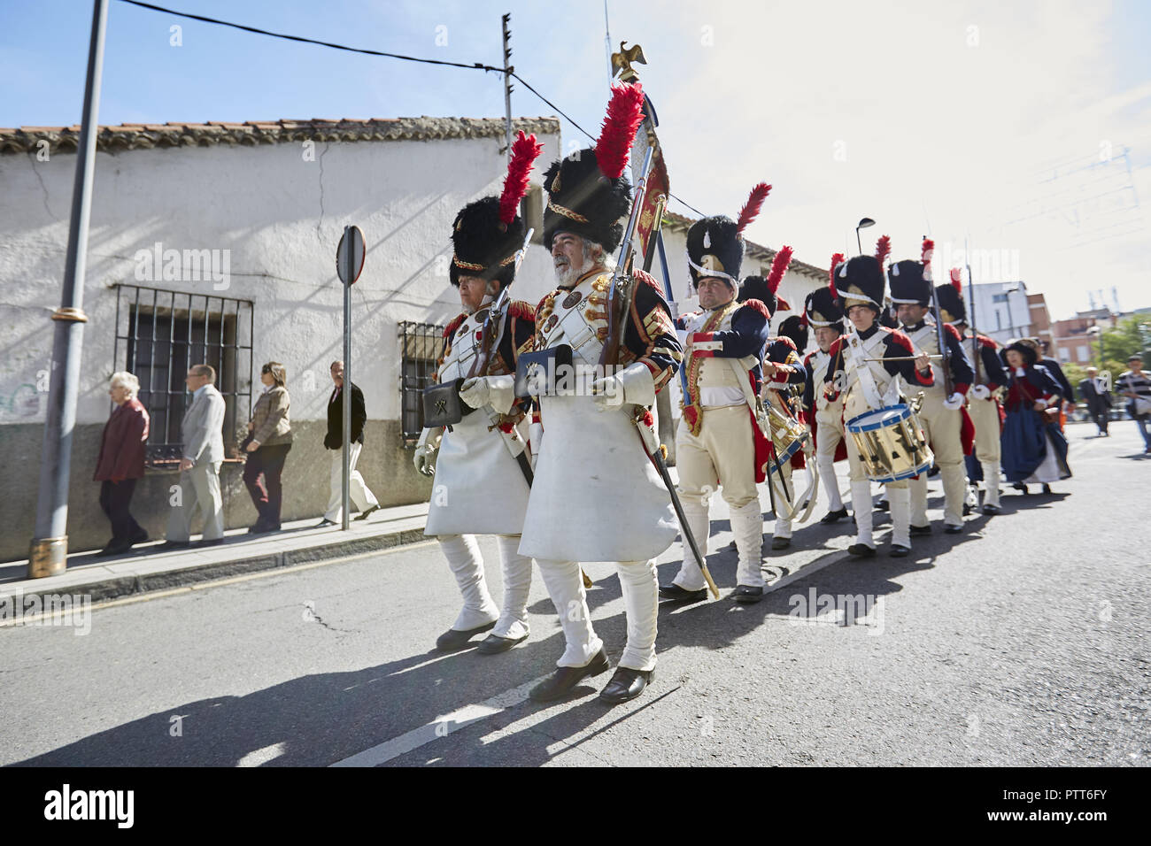 Madrid, Madrid, España. El 2 de mayo, 2018. Una banda del ejército visto  marchando mientras tocando instrumentos musicales durante la rebelión  homenaje en Móstoles.Cada año en Móstoles (Madrid) que rinden homenaje a